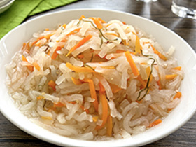 大根と人参の甘酢ごま和え